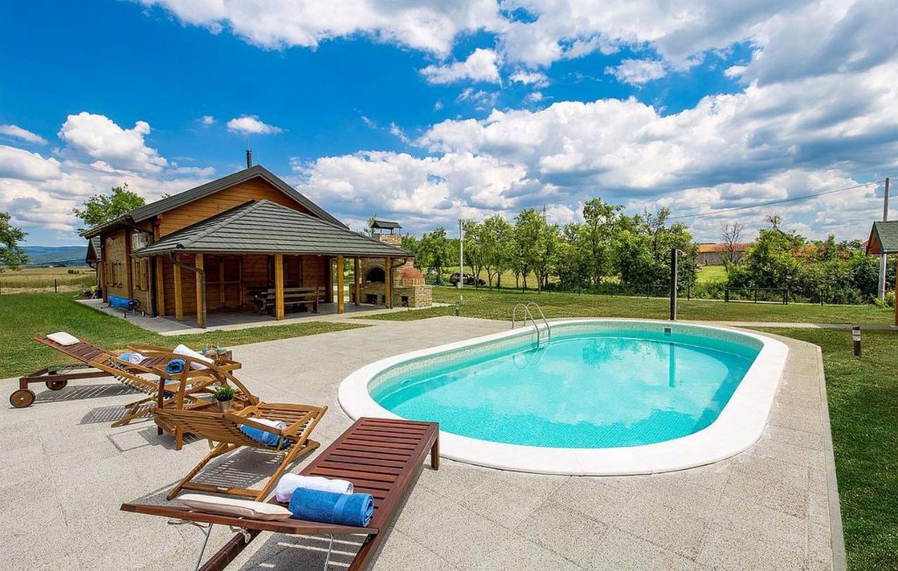 V'S Place - Wooden House With Heated Pool And Outdoor Sauna Otocac Exterior photo